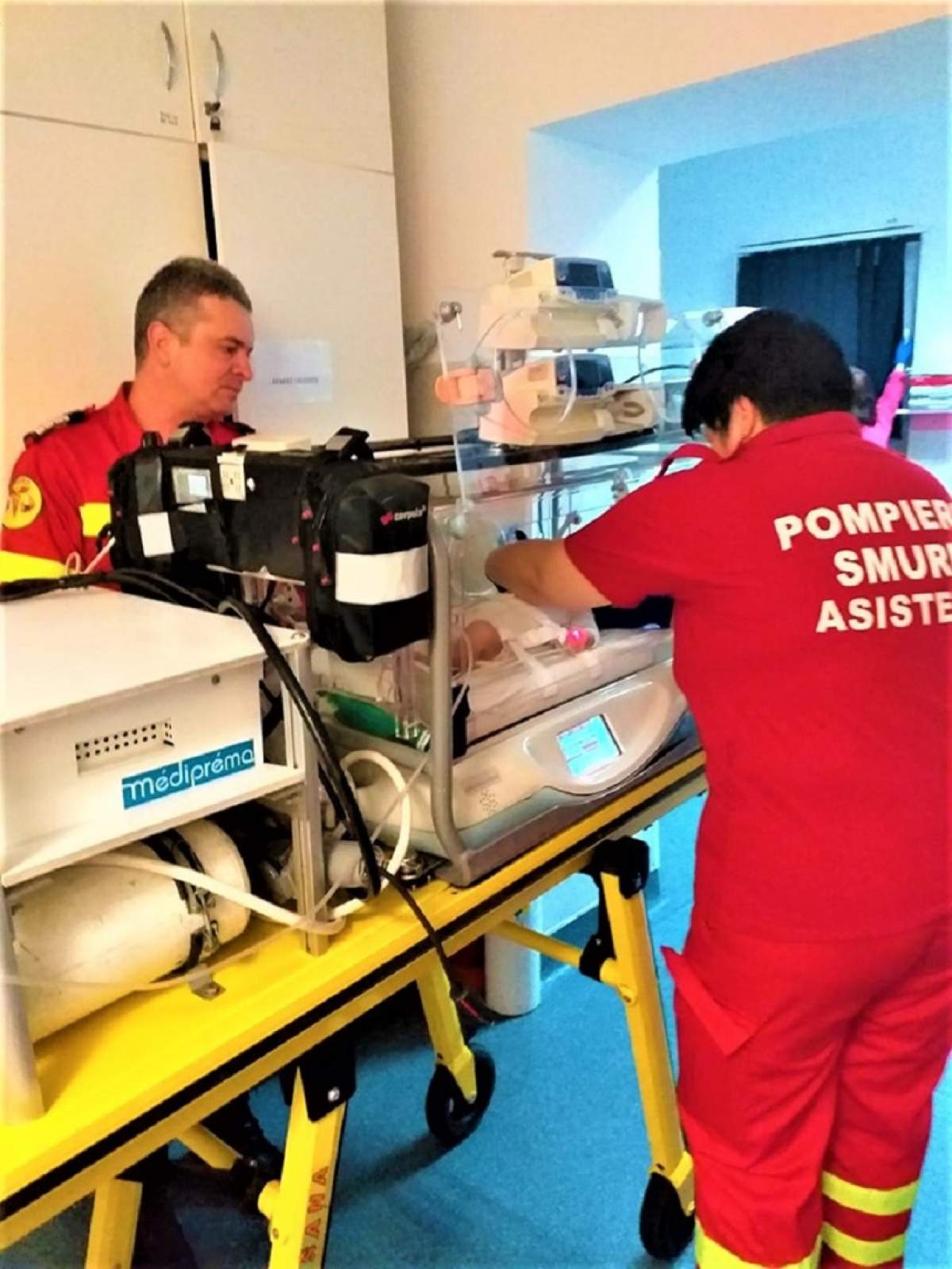Cursa vieţii pentru un bebeluş! Un echipaj SMURD îl duce de urgenţă la o clinică din Germania, la 1600 km depărtare