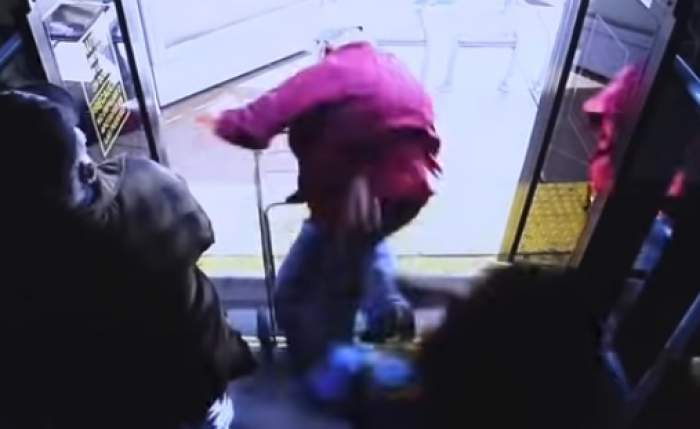Bătrân împins fără milă de o femeie din autobuz. Momentul șocant a fost filmat. VIDEO
