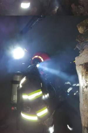 O persoană a murit într-un incendiu şocant, în Arad. Bărbatul făcuse o improvizaţie la panoul electric