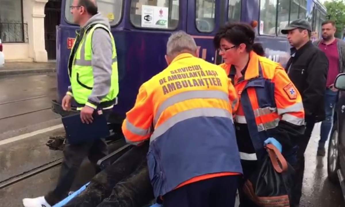 Incident tragic, în Iaşi. O femeie a fost prinsă între uşile tramvaiului şi târâtă câţiva metri