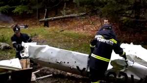 „Made in Romania”. Epava avionului prăbușit în Buzău, transportată cu căruța. VIDEO