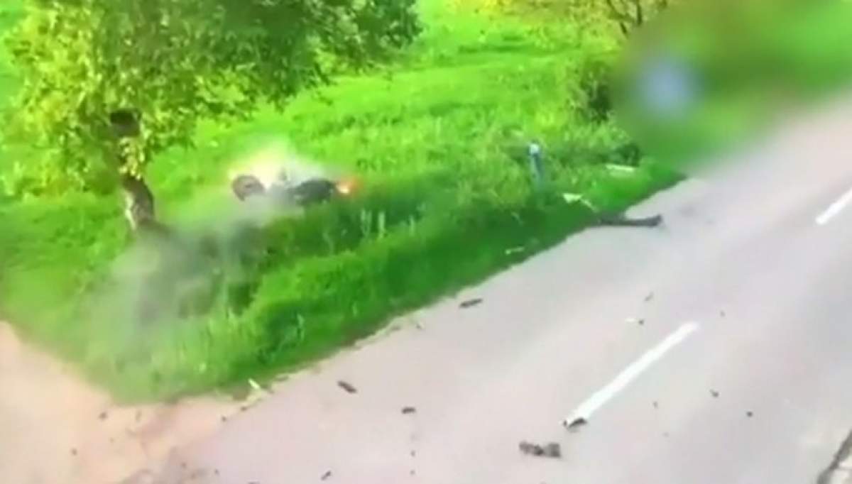 Un motociclist a murit pe loc, după ce a fost spulberat de o maşină. Imagini teribile cu impactul