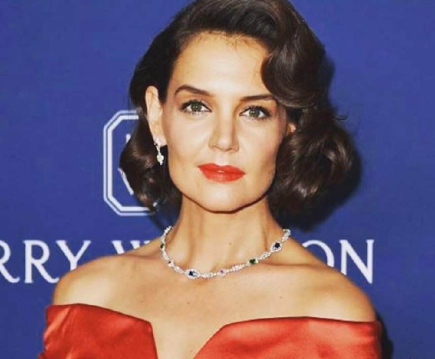 Imagini-șocante! Are 40 de ani, dar arată ca la 70. Katie Holmes, surprinsă ca o bunicuță pe stradă