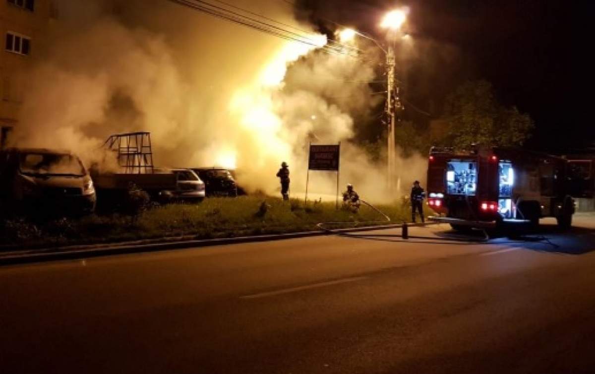 Un bărbat a incendiat mai multe mașini în toiul nopții, la Argeș! Localnicii s-au temut că focul le va distruge casele