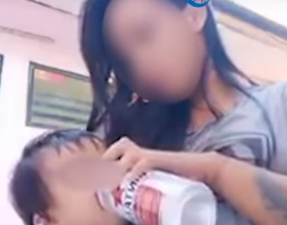Gest revoltător! O tânără mamă, filmată în timp ce îi dă să bea bere fiicei, pentru a o ajuta să adoarmă