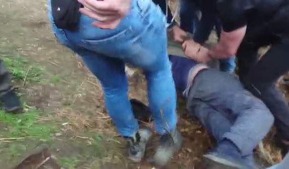 Descindere în forţă în Buhuşi! Polițiștii l-au scos dintr-o groapă acoperită pe un bărbat care voia să scape de închisoare 
