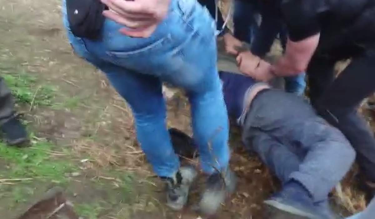 Descindere în forţă în Buhuşi! Polițiștii l-au scos dintr-o groapă acoperită pe un bărbat care voia să scape de închisoare 