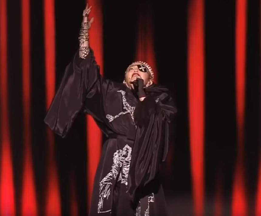 Imagini șocante la Eurovision! Madonna a căzut în gol de pe scena din Tel Aviv