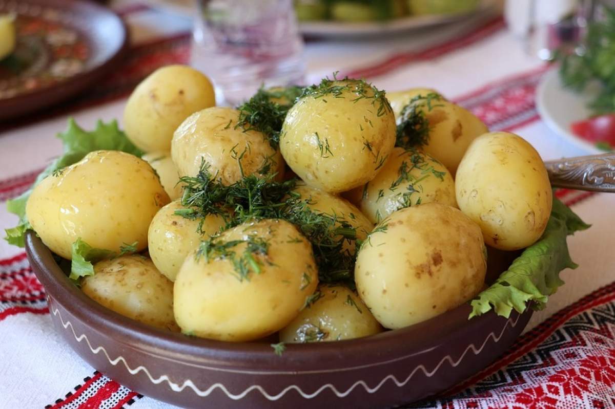 Retețe simple pentru prânz: Cartofi noi cu mărar, la cuptor