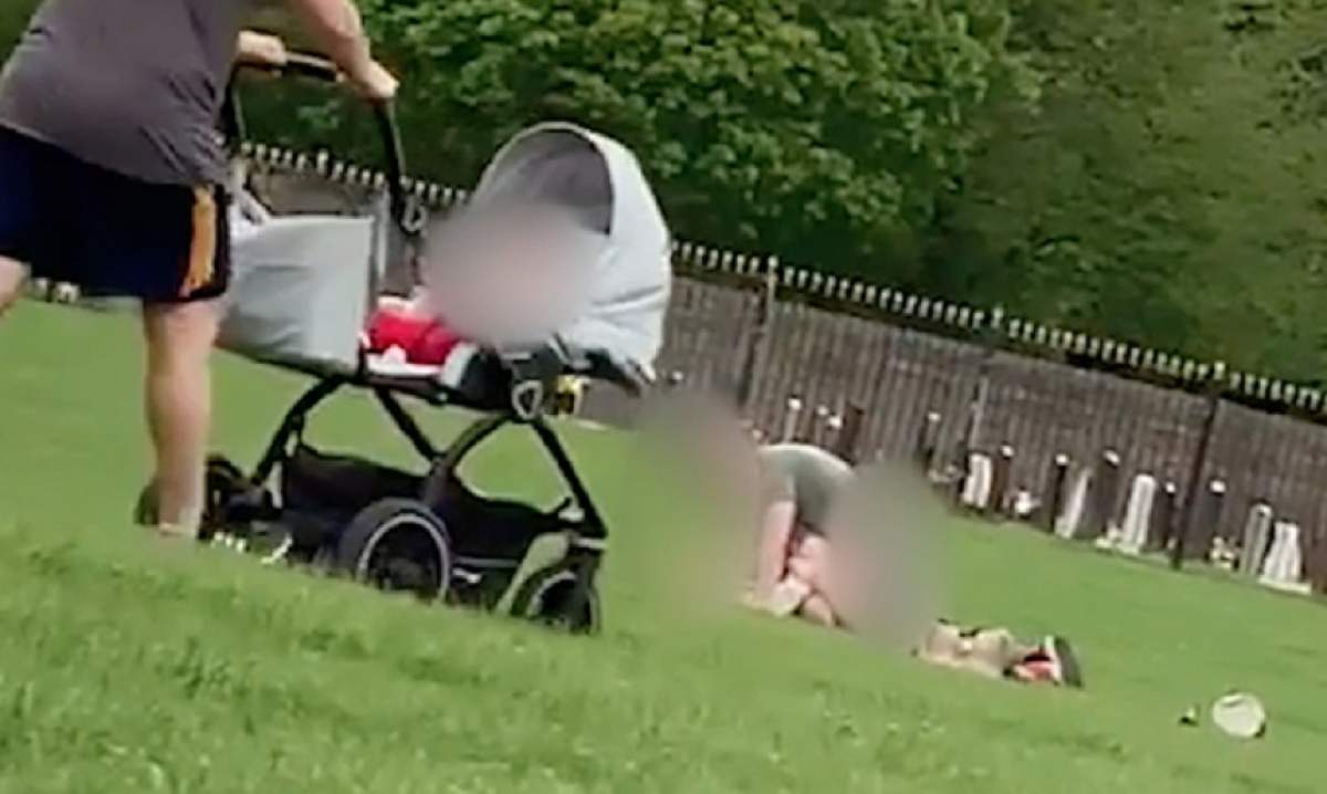 Părinții se plimbau cu bebelușii prin parc, iar în fața lor... șoc! Un cuplu făcea sex, fără nicio jenă