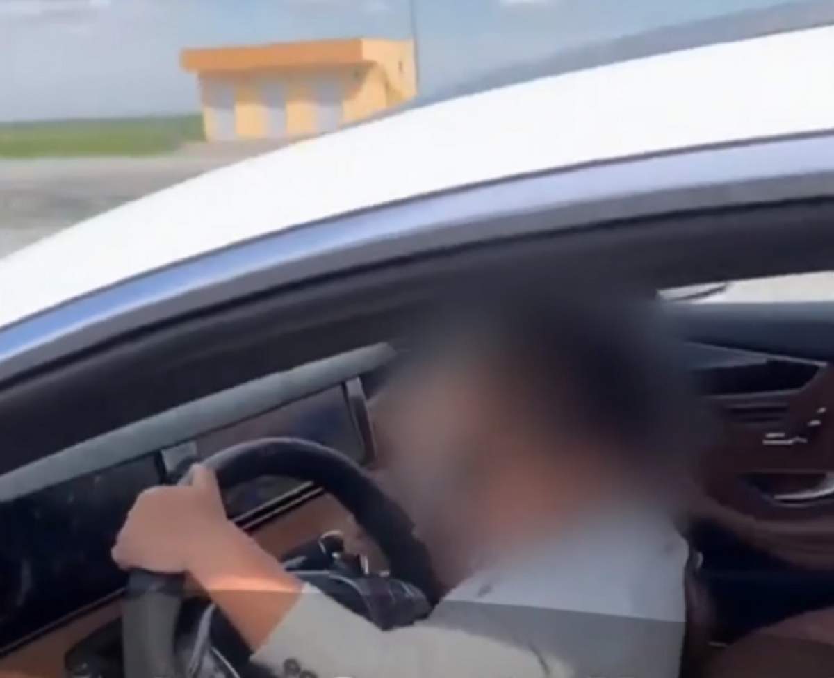 Inconștiență dusă la extrem! Un părinte își filmează copilul de numai 5 ani în timp ce conduce mașina. VIDEO