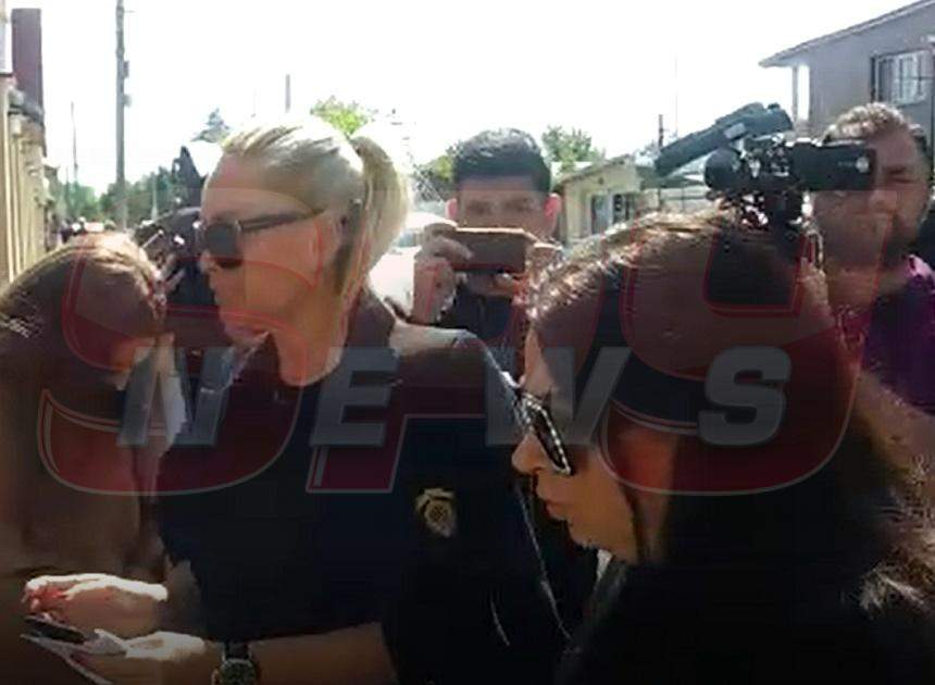 Oana Roman şi Vica Blochina, îndurerate la biserica unde are loc înmormântarea lui Răzvan Ciobanu / VIDEO PAPARAZZI