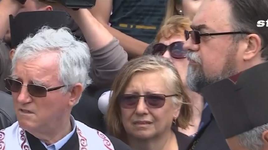 Mama lui Răzvan Ciobanu, distrusă de durere lângă sicriul fiul ei! Imagini sfâşietoare