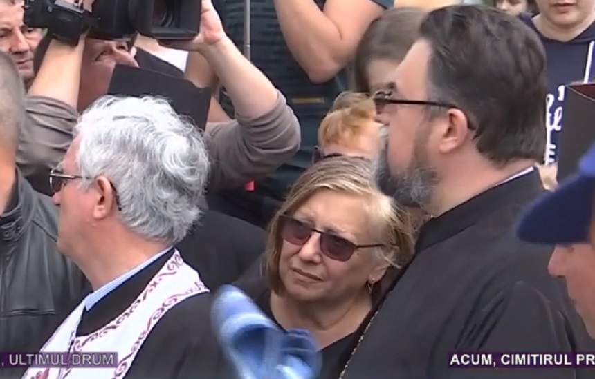 Mama lui Răzvan Ciobanu, distrusă de durere lângă sicriul fiul ei! Imagini sfâşietoare