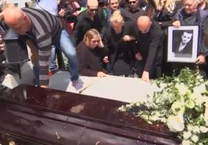 Înmormântarea lui Răzvan Ciobanu a luat sfârşit! Mama lui s-a prăbuşit lângă cavou