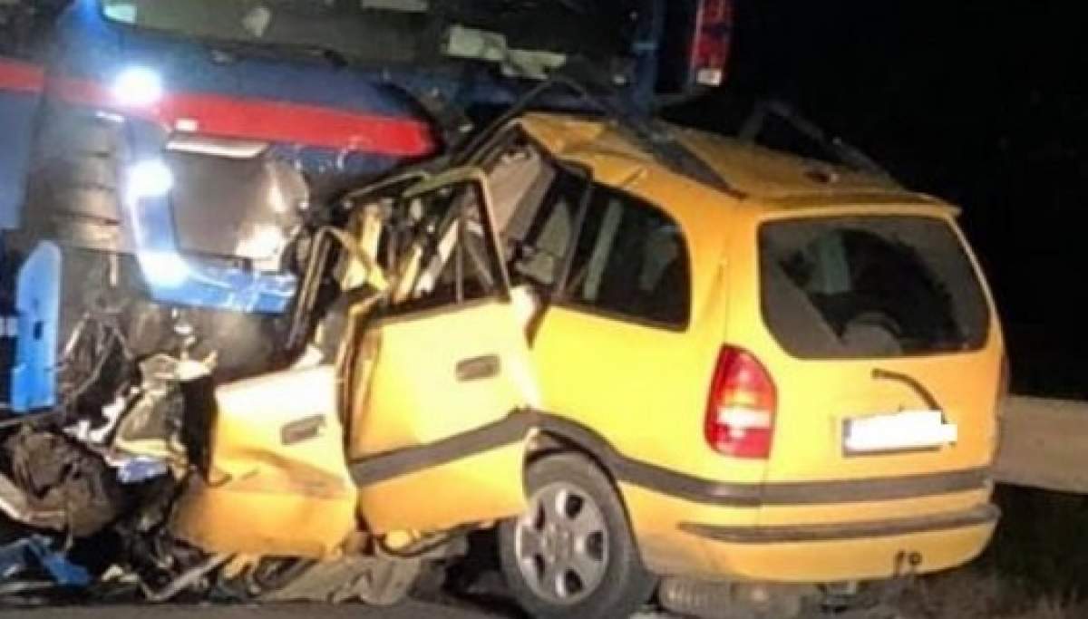 Impact nimicitor între un TIR și un autoturism! Un tânăr de 21 de ani a murit pe loc