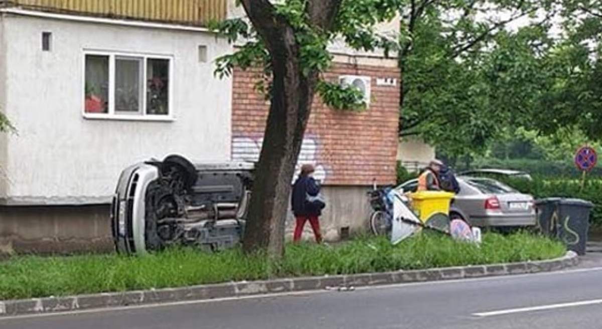 Accident spectaculos, în Timișoara. O mașină s-a răsturnat pe troturar, în urma unei coliziuni