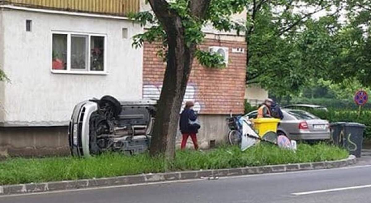 Accident spectaculos, în Timișoara. O mașină s-a răsturnat pe troturar, în urma unei coliziuni