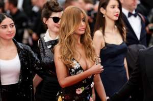 Fostă escortă de lux, cu silicoanele la vedere la Cannes! Domnii nu și-au putut lua ochii de la ea. FOTO