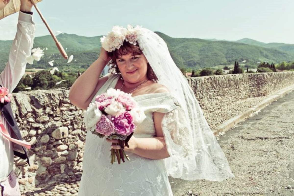 O tânără s-a căsătorit cu un pod vechi de 600 de ani! Povestea bizară a dragostei pe care i-o poartă