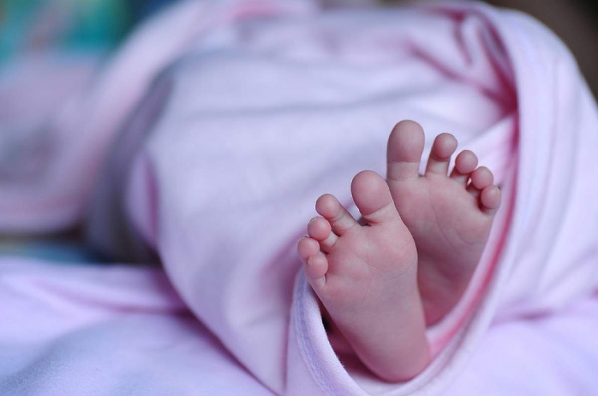 Inconștiență parentală dusă la extrem! Doi tineri și-au uitat bebelușul nou-născut într-un taxi