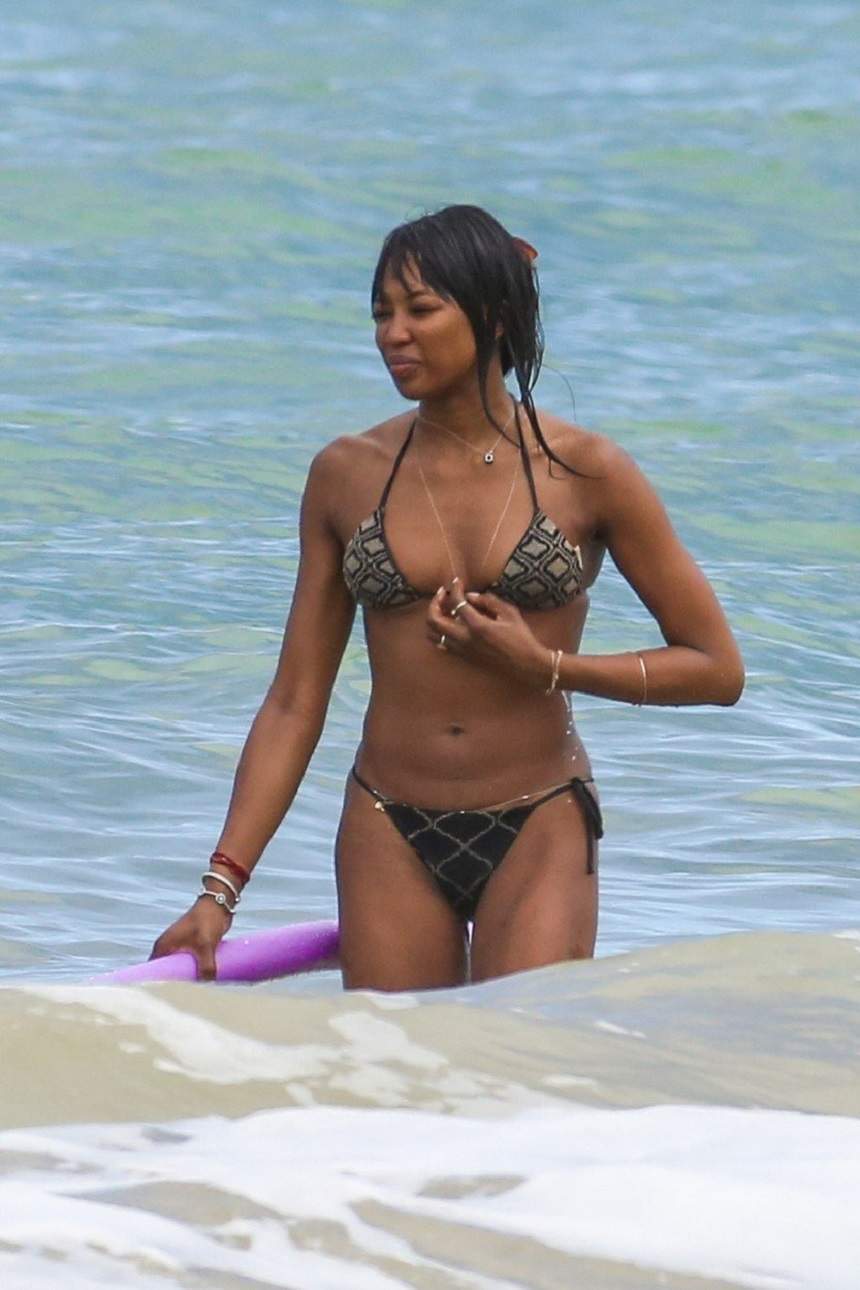 Naomi Campbell, ședință foto nud, la 49 de ani! Cu formele ei umilește multe adolescente