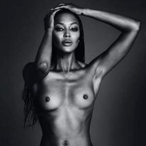 Naomi Campbell, ședință foto nud, la 49 de ani! Cu formele ei umilește multe adolescente