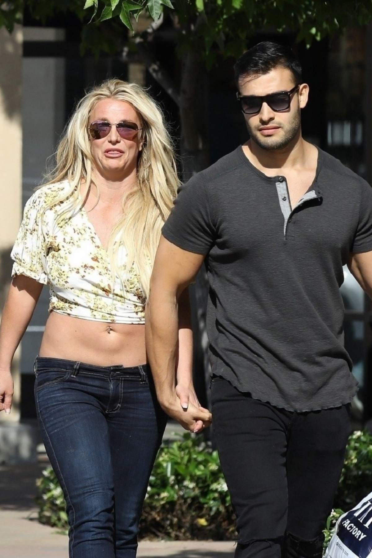 Britney Spears, apariție deplorabilă pe stradă. S-a îngrășat, s-a deformat și fanii nu o mai recunosc! FOTO