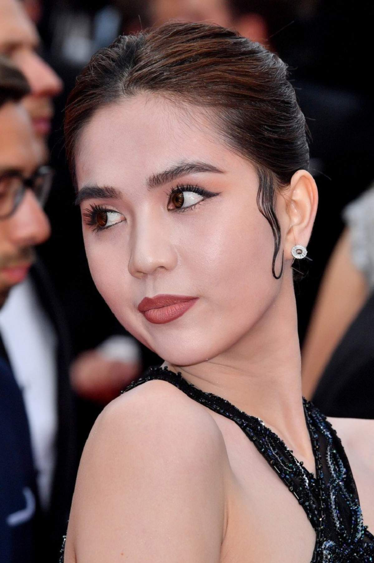 Un model vietnamez i-a lăsat pe toți fără cuvinte, la Festivalul de la Cannes! S-a afișat aproape goală, pe covorul roșu. FOTO