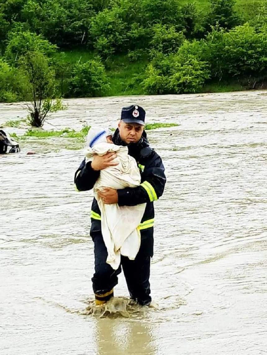 Imagini ale potopului din Bistriţa-Năsăud! Localnicii sunt evacuaţi cu ajutorul pompierilor