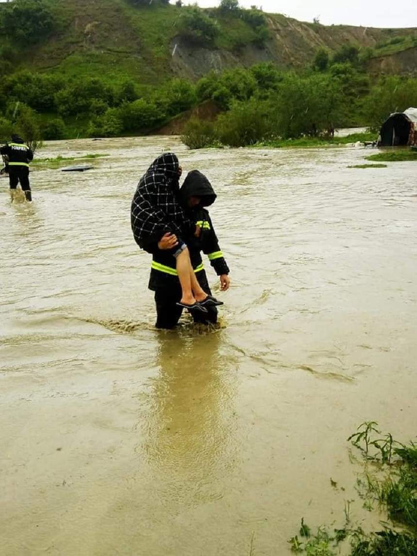 Imagini ale potopului din Bistriţa-Năsăud! Localnicii sunt evacuaţi cu ajutorul pompierilor