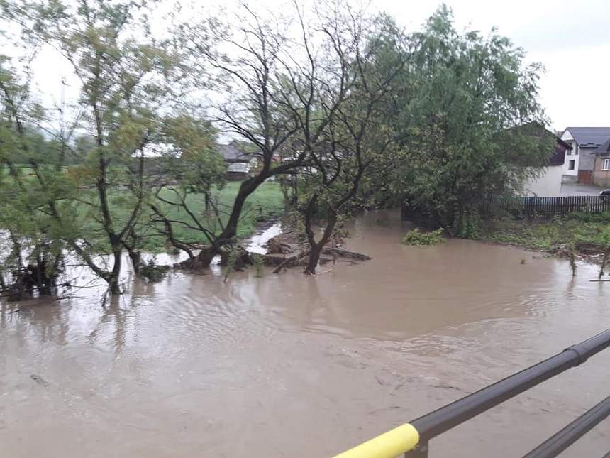 Imagini ale potopului din Bistriţa-Năsăud! Localnicii sunt evacuaţi cu ajutorul pompierilor