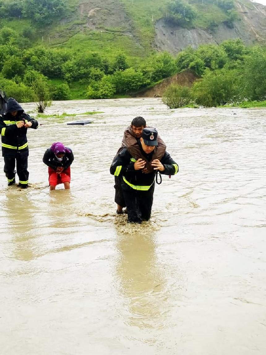 Imagini ale potopului din Bistriţa-Năsăud! Localnicii sunt evacuaţi cu ajutorul pompierilor