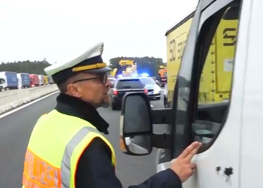 Şofer român, dat cu forţa jos de la volan de un poliţist, să vadă un om mort pe şosea, în Germania: "Ar trebui să îţi fie ruşine!"