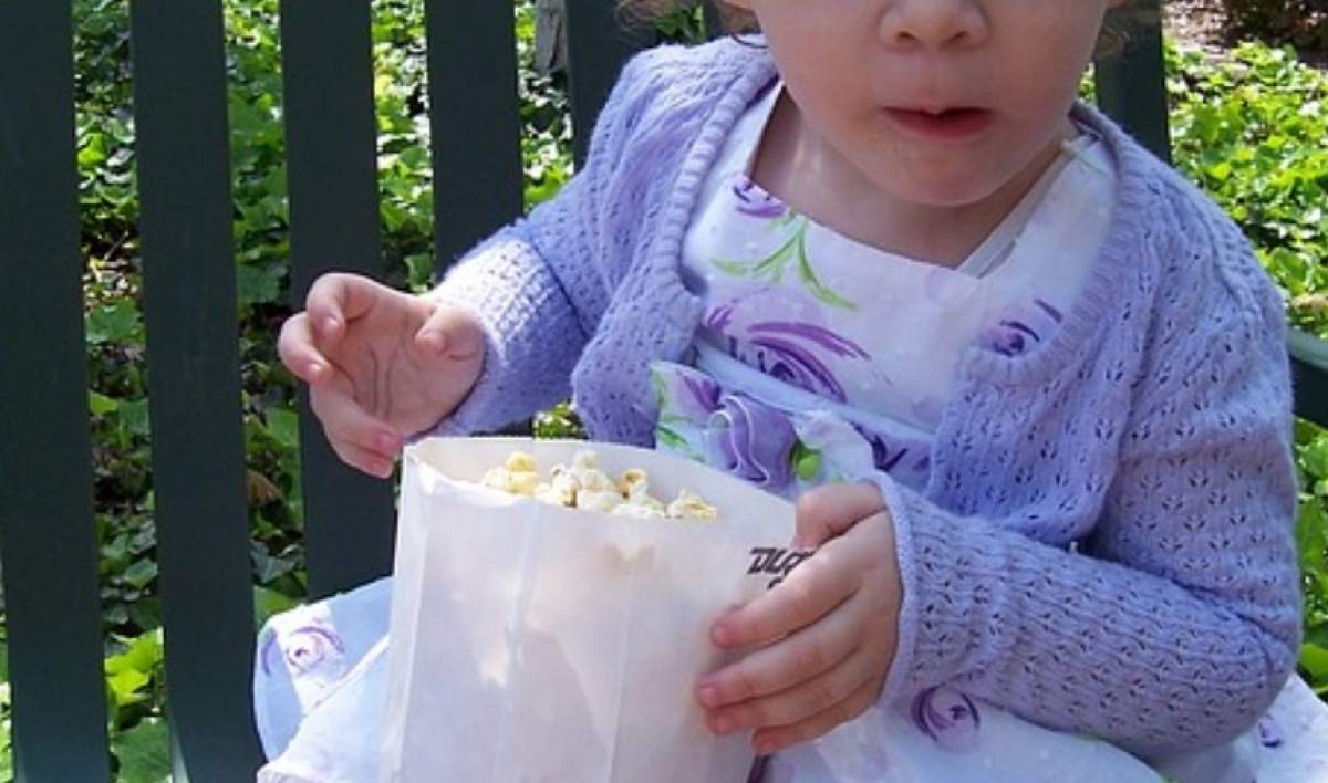 Copil de un an şi jumătate, mort după ce a mâncat popcorn! Mama lui este cercetată