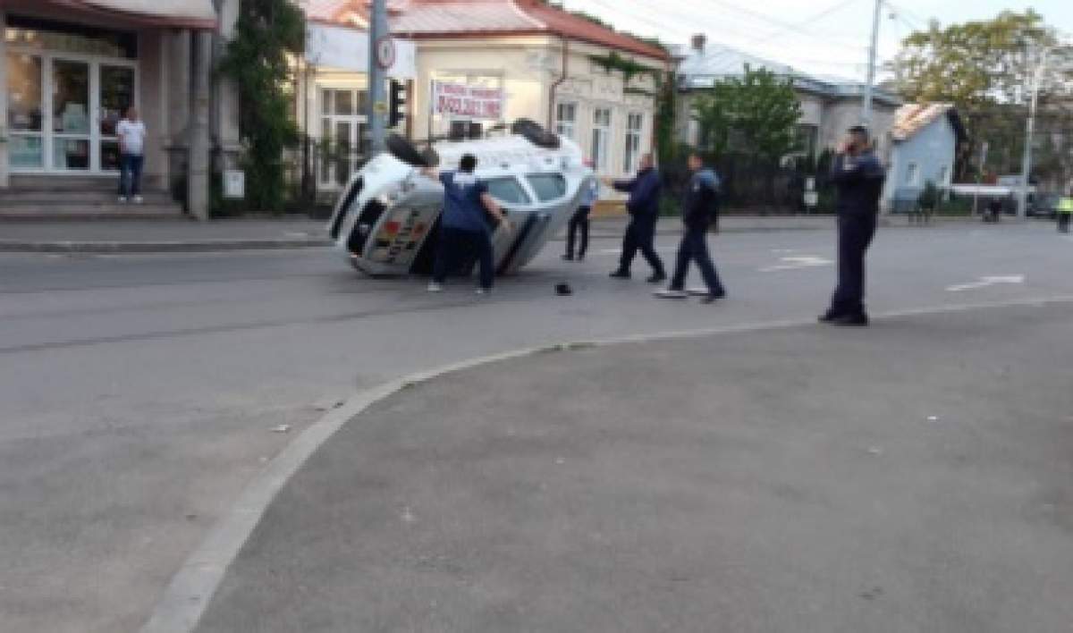 Amețit bine, un polițist s-a răsturnat cu mașina, pe o stradă din Ploiești