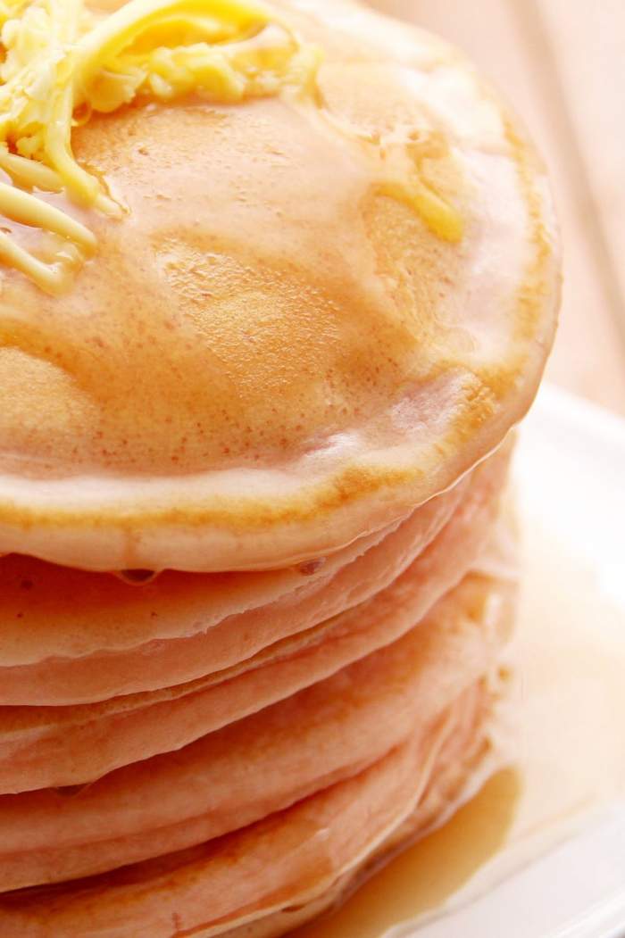 Rețete pentru mic-dejun: Pancakes cu sos de lămâie