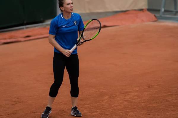 FOTO & VIDEO / La picioarele „Regelui”! Simona Halep s-a antrenat la Roland Garros în tricoul Viitorului Constanţa