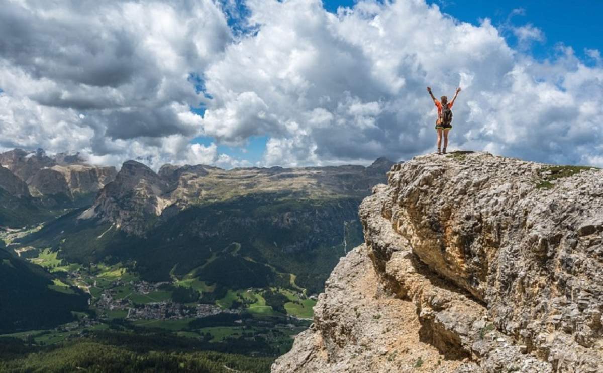 Gestul șocant al unei mame. S-a aruncat de pe o stâncă, cu fiica ei în brațe, după ce a postat un mesaj de adio pe Facebook