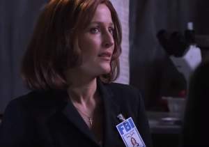 O mai ții minte pe Scully, blonda din Dosarele X? Acum are 50 de ani și este transformată total. FOTO