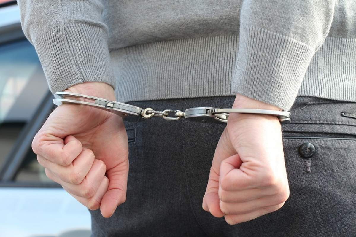 Doi români au fost reţinuţi în Irlanda de Nord, după ce au încercat să răpească două adolescente
