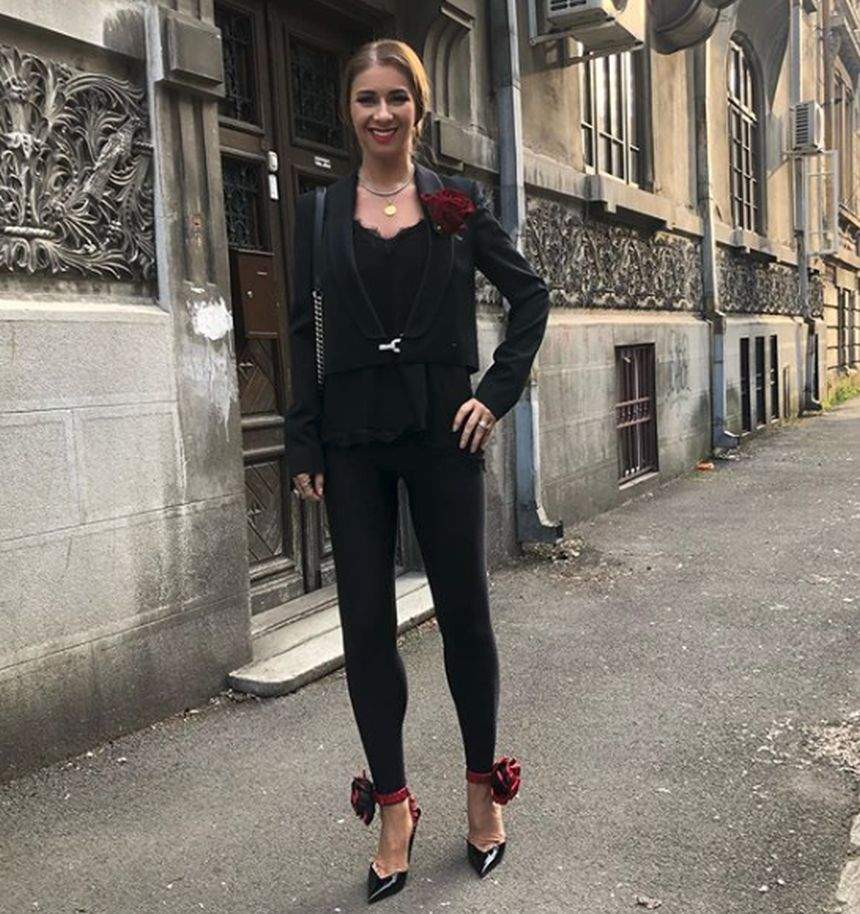 Anamaria Prodan a lăsat pe toată lumea cu gura căscată. Sexy impresara a îmbrăcat o rochie transparentă, prin care se vedea tot