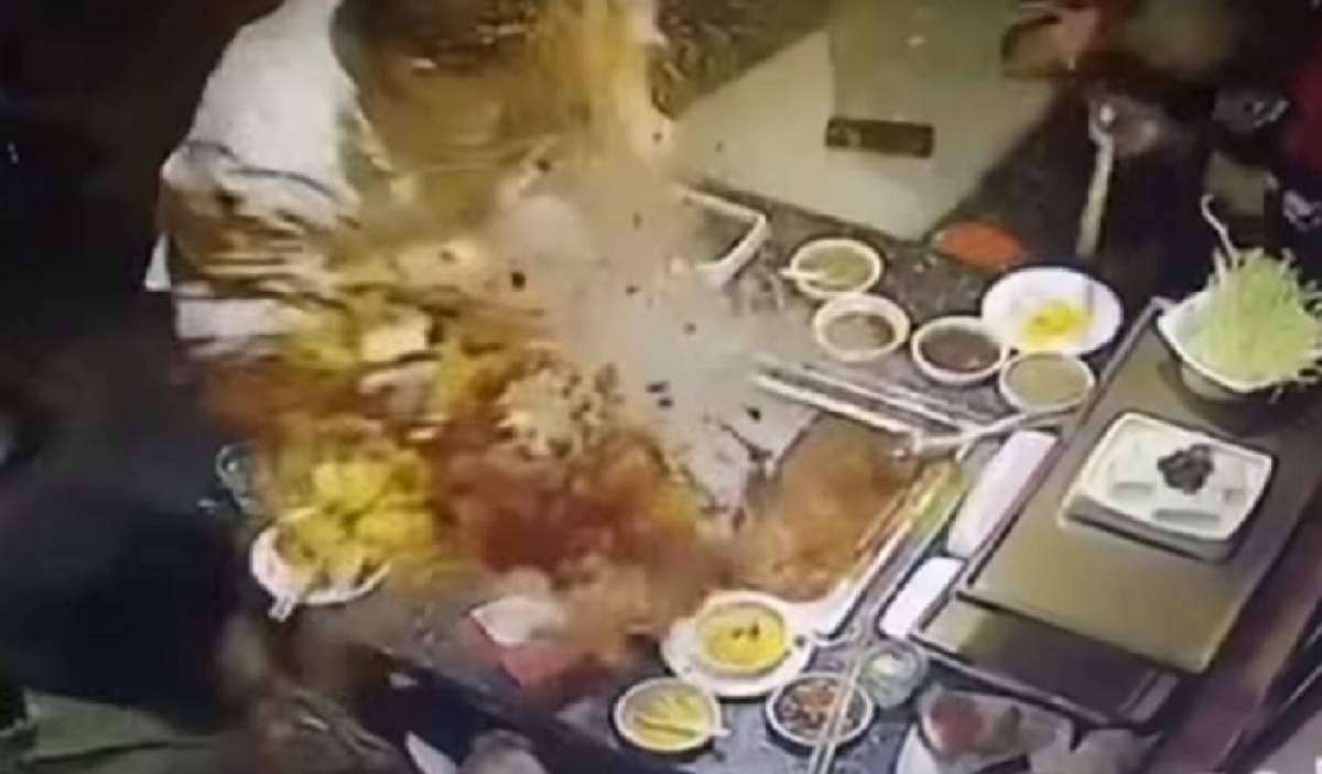 Incident fără precedent la un restaurant! O ospătăriţă a suferit arsuri, după ce o supă i-a explodat în faţă. VIDEO