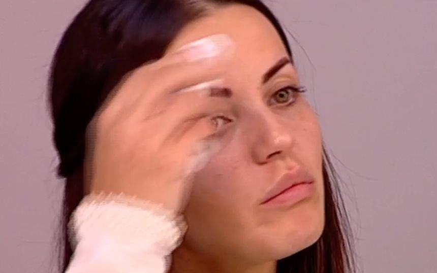 O recunoşti? Aşa arată fără pic de make-up. S-a demachiat în direct şi nu a avut nicio reţinere