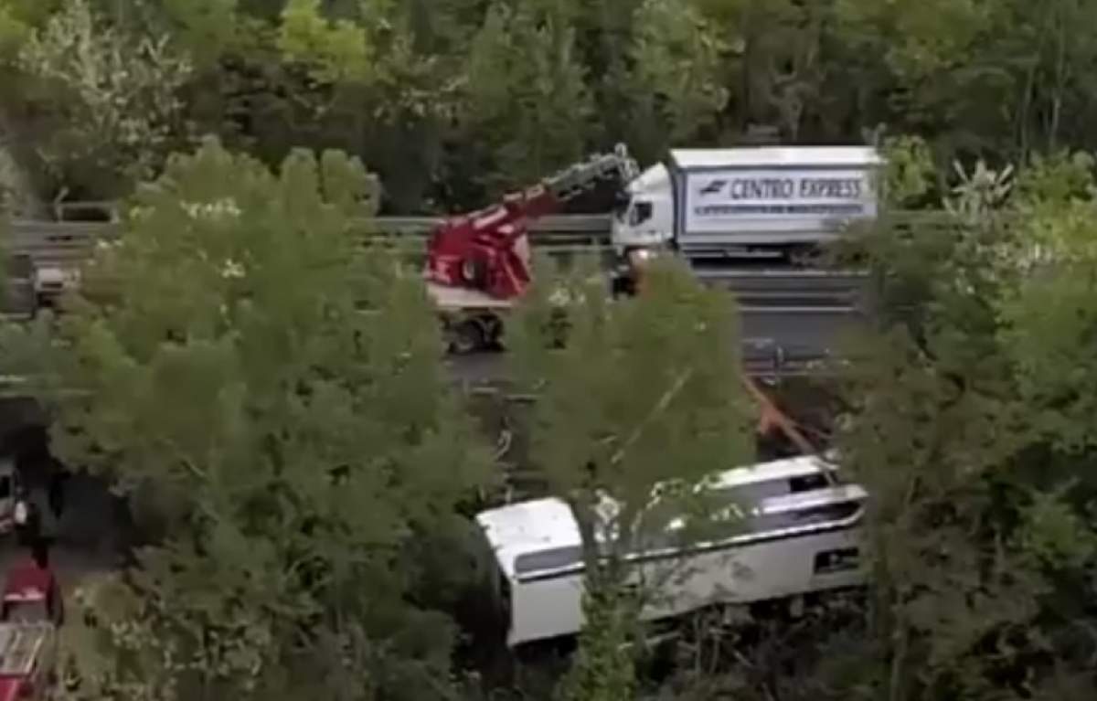 Mai mulţi români, printre victimele accidentului din Italia! Autocarul s-a răsturnat într-o râpă
