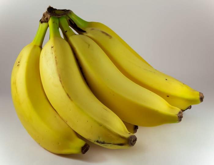 ÎNTREBAREA ZILEI: Tu știi care sunt beneficiile cojilor de banane? Nu le vei mai arunca niciodată!