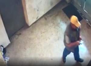 Momentul în care recidivistul atacă o minoră, într-o scară de bloc din Bacău. Totul a fost filmat de camerele de supraveghere! VIDEO