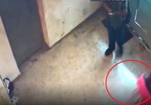 Momentul în care recidivistul atacă o minoră, într-o scară de bloc din Bacău. Totul a fost filmat de camerele de supraveghere! VIDEO
