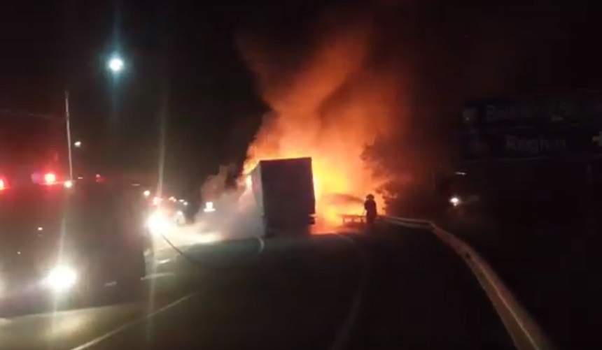 Imagini de coșmar pe DN17! Un TIR a fost cuprins de flăcări. VIDEO