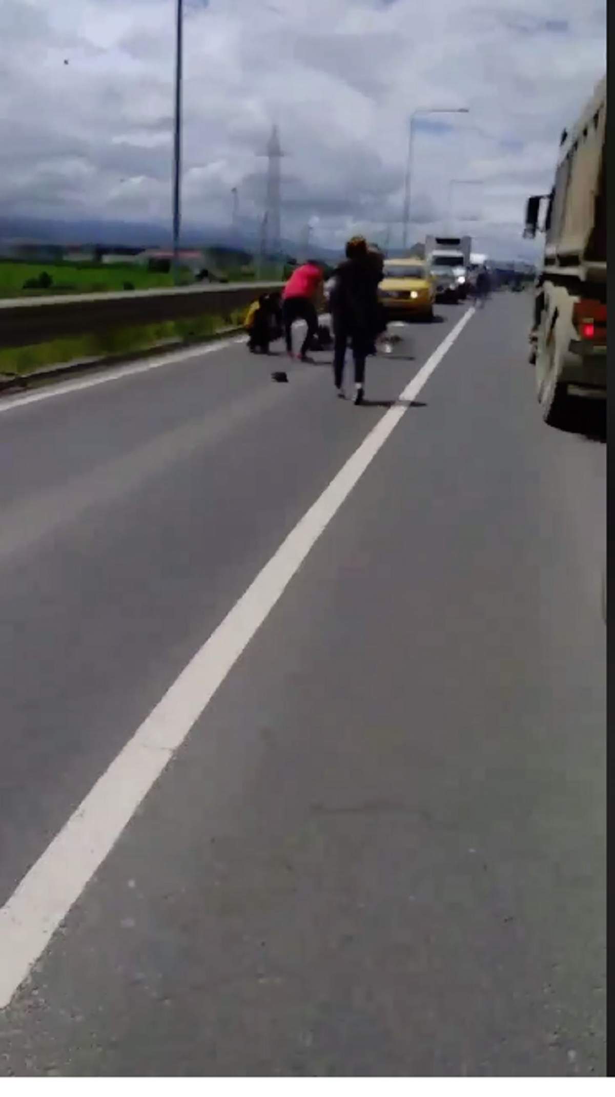 Un biciclist în vârstă zace cu capul spart, pe carosabil. la Sibiu! Martorii filmează, în loc să acorde primul ajutor